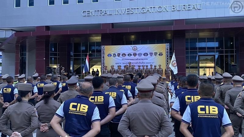 Thailands Zentrales Ermittlungsbüro (CIB) präsentierte zehn bedeutende Kriminalfälle aus dem Jahr 2025, die häufig schwerwiegende Schäden an Leben, Eigentum und dem Vertrauen der Öffentlichkeit zur Folge hatten. Das Büro gab bekannt, im Laufe des Jahres 29.413 Fälle bearbeitet und durchschnittlich über 80 Festnahmen pro Tag vorgenommen zu haben. Zu den wichtigsten Fällen zählten Ermittlungen zu Klosterskandalen, Finanzbetrug und organisierter Kriminalität.
