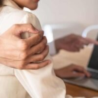 Die jüngste Änderung des thailändischen Strafgesetzbuches, die am 30. Dezember 2025 in Kraft trat, erweitert den Tatbestand der sexuellen Belästigung um ein breiteres Spektrum an Verhaltensweisen, darunter verbale, gestische, Stalking- und Online-Übergriffe. Das Gesetz, das im Königlichen Amtsblatt veröffentlicht wurde, trägt dem wachsenden Bewusstsein für Persönlichkeitsrechte Rechnung und sieht härtere Strafen für Täter vor.