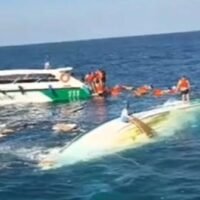 Am Sonntag kollidierte ein Ausflugs-Schnellboot in der Nähe von Koh Khai - Koh Phi Phi in der Provinz Krabi mit einem Trawler. Dabei wurden 22 Menschen verletzt, einer von ihnen verstarb später. Das umgekippte Schnellboot beförderte 55 Personen, darunter eine dreiköpfige Besatzung.