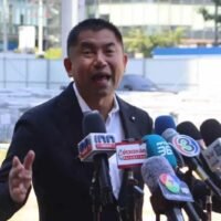 Der umstrittene Bestechungsfall um Polizeigeneral Surachate Hakparn, bekannt als „Big Joke“, wurde an die Nationale Antikorruptionskommission (NACC) übergeben. Polizeigeneralmajor Jruykiat Pankaeo, stellvertretender Leiter des Zentralen Ermittlungsbüros, bekräftigte am Mittwoch, die Polizei sei bestens vorbereitet, Zeugenaussagen und weitere Beweismittel fair zu koordinieren.