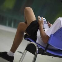 Experten, Eltern und Schüler wägen die Vor- und Nachteile sozialer Medien für Kinder ab. Australien hat im vergangenen Dezember als weltweit erstes Land ein landesweites Verbot sozialer Medien für Nutzer unter 16 Jahren eingeführt. Dieses Verbot wurde durch den „Online Safety Amendment (Social Media Minimum Age) Bill“ erlassen. Das Gesetz untersagt ihnen die Nutzung von Konten auf großen Plattformen wie TikTok, X, Facebook, Instagram, YouTube, Snapchat und Threads.