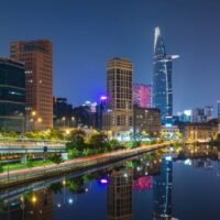 Vietnam steht kurz davor, Thailand in puncto Wirtschaftskraft zu überholen, angetrieben durch erhebliche staatliche Infrastrukturinvestitionen. Die vietnamesische Regierung strebt für 2025 ein reales BIP-Wachstum von 8 % und in den Folgejahren von über 10 % an, während sich das Wachstum Thailands aufgrund innenpolitischer Instabilität und Grenzspannungen mit Kambodscha voraussichtlich verlangsamen wird. Die OECD prognostiziert für Thailand bis 2026 ein reales BIP-Wachstum von lediglich 1,5 %.