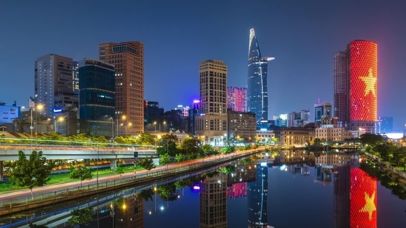 Vietnam steht kurz davor, Thailand in puncto Wirtschaftskraft zu überholen, angetrieben durch erhebliche staatliche Infrastrukturinvestitionen. Die vietnamesische Regierung strebt für 2025 ein reales BIP-Wachstum von 8 % und in den Folgejahren von über 10 % an, während sich das Wachstum Thailands aufgrund innenpolitischer Instabilität und Grenzspannungen mit Kambodscha voraussichtlich verlangsamen wird. Die OECD prognostiziert für Thailand bis 2026 ein reales BIP-Wachstum von lediglich 1,5 %.