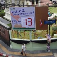 Die Wahlkommission prüft Wahlversprechen im Wert von Billionen Baht, nachdem 51 politische Parteien im Vorfeld der Parlamentswahl am 8. Februar Details zu 527 politischen Vorhaben eingereicht haben. Die am 27. Januar 2026 veröffentlichten Unterlagen enthalten Angaben zu Budgets, Finanzierungsquellen, Nutzen, Auswirkungen und Risiken von Vorhaben mit öffentlichen Ausgaben.