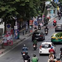 Die Wahlkommission (EC) untersucht Vorwürfe des Stimmenkaufs, nachdem eine Umfrage ergeben hatte, dass mehr als ein Viertel der potenziellen Wähler Kandidaten unterstützen würden, die Bargeld anbieten. Die Zahlungen sollen sich Berichten zufolge auf 3.000 bis 7.500 Baht pro Person belaufen.