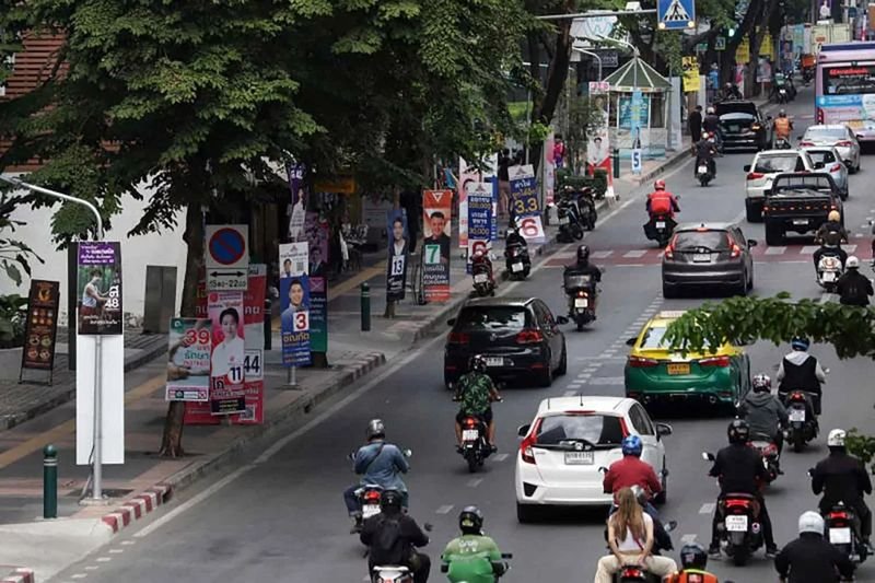 Die Wahlkommission (EC) untersucht Vorwürfe des Stimmenkaufs, nachdem eine Umfrage ergeben hatte, dass mehr als ein Viertel der potenziellen Wähler Kandidaten unterstützen würden, die Bargeld anbieten. Die Zahlungen sollen sich Berichten zufolge auf 3.000 bis 7.500 Baht pro Person belaufen.