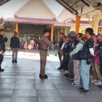 Es kam zu einem Streit, nachdem Fotografen Berichten zufolge Touristen aus den Fotobereich jagten, wenn diese ihre bezahlten Dienste nicht in Anspruch nahmen. Als Reaktion darauf hat sich Wat Arun entschuldigt und verlangt nun von allen Fotografen vor Ort eine obligatorische Schulung in Etikette und angemessenem Verhalten. Der Tempel arbeitet mit der örtlichen Polizei und der Touristenpolizei zusammen, um seine Richtlinien durchzusetzen und den täglich 10.000 Besuchern ein positives Erlebnis zu gewährleisten.