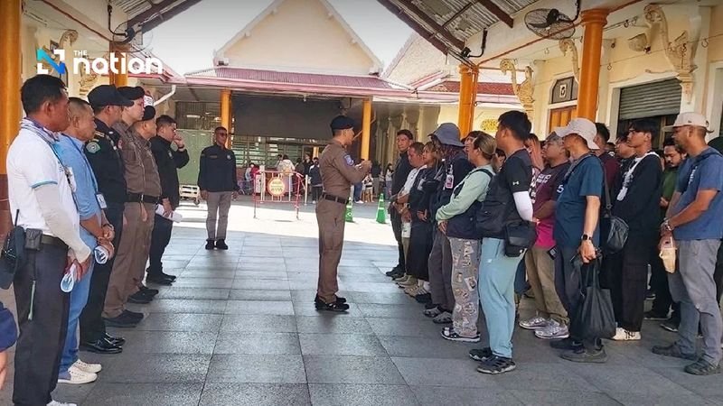 Es kam zu einem Streit, nachdem Fotografen Berichten zufolge Touristen aus den Fotobereich jagten, wenn diese ihre bezahlten Dienste nicht in Anspruch nahmen. Als Reaktion darauf hat sich Wat Arun entschuldigt und verlangt nun von allen Fotografen vor Ort eine obligatorische Schulung in Etikette und angemessenem Verhalten. Der Tempel arbeitet mit der örtlichen Polizei und der Touristenpolizei zusammen, um seine Richtlinien durchzusetzen und den täglich 10.000 Besuchern ein positives Erlebnis zu gewährleisten.
