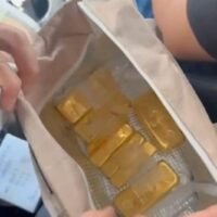 Neue Beweise: „Big Joke“ angeblich mit Goldbestechung in Verbindung gebracht. Im Bestechungsfall des ehemaligen stellvertretenden Polizeichefs, General Surachate Hakparn (auch bekannt als „Big Joke“), sind in Bangkok neue Beweise aufgetaucht. Die Informationen untermauern den Verdacht der Einflussnahme auf laufende Antikorruptionsermittlungen. Es wird vermutet, dass einer von Surachates ehemaligen Untergebenen 246 Baht Gold (etwa 3,7 Kilogramm) an einen Mitarbeiter eines Kommissars der Nationalen Antikorruptionskommission (NACC) übergeben hat.