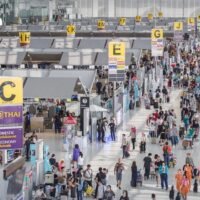 Die AOT rechnet in diesem Jahr mit einem Anstieg der Passagierzahlen um 6 % auf 135 Millionen, wobei das Wachstum bei Charterflügen anhält und eine Erhöhung der Passagiergebühren geplant ist. Paweena Jariyathitipong, Präsidentin von Airports of Thailand (AOT), erklärte, das Unternehmen erwarte für 2026 einen Anstieg der Passagierzahlen um 3 bis 6 Prozent auf 130 bis 135 Millionen.