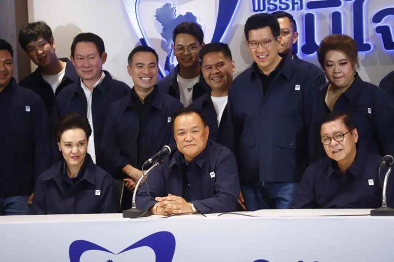 Laut der Wahlkommission hat die Bhumjaithai-Partei des amtierenden Premierministers Anutin Charnvirakul 174 Sitze in den Wahlkreisen des Unterhauses gewonnen, gefolgt von der Volkspartei mit 87 und der Pheu-Thai-Partei mit 58 Sitzen.