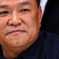 Ein überzeugender Sieg der regierenden Bhumjaithai-Partei Thailands bei den Wahlen am Sonntag dürfte nach Ansicht einiger Strategen und Ökonomen den Aktienmarkt und die Währung des Landes stärken. Die Aussicht auf politische Kontinuität wäre eine Erleichterung für Anleger, die weitere politische Funktionsstörungen befürchtet hatten.