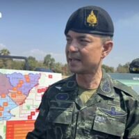 Die thailändische Armee führt frühere Vorfälle von Waffenbeschuss von kambodschanischer Seite auf mögliche Fehler und mangelnde Disziplin der neu rotierten kambodschanischen Truppen zurück. Es gibt konkrete Bedenken, dass kambodschanische Truppen am Wahltag in Thailand erneut gegen die Disziplin verstoßen und Fehlfunktionen ihrer Waffen begehen könnten.