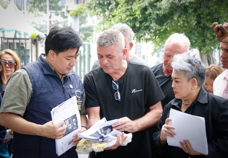 Eine Gruppe ausländischer Einwohner in Pattaya hat Anzeige bei der Abteilung zur Bekämpfung von Wirtschaftskriminalität (ECD) erstattet, nachdem sie angeblich mehr als 300 Millionen Baht durch ein betrügerisches Goldhandelsprojekt namens „King Power Gold“ verloren haben.