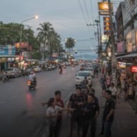Ein 58-jähriger australischer Tourist ist nach einem schweren Angriff in Patong, Phuket, gestorben. Die Polizei hat daraufhin eine dringende Fahndung nach dem Angreifer eingeleitet. Das Opfer, Herr Alan Roger Jolliffe, erlag am späten Abend des 25. Februar 2026 im Krankenhaus von Patong schweren Kopfverletzungen