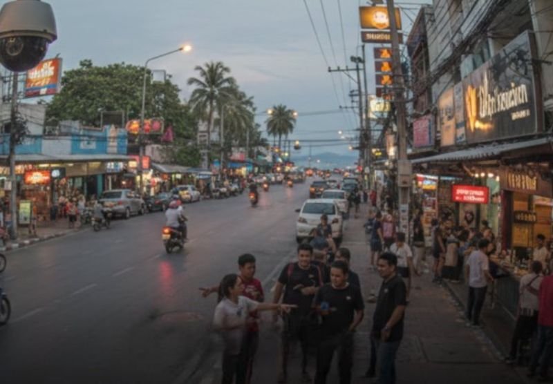 Ein 58-jähriger australischer Tourist ist nach einem schweren Angriff in Patong, Phuket, gestorben. Die Polizei hat daraufhin eine dringende Fahndung nach dem Angreifer eingeleitet. Das Opfer, Herr Alan Roger Jolliffe, erlag am späten Abend des 25. Februar 2026 im Krankenhaus von Patong schweren Kopfverletzungen