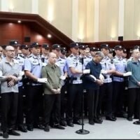 Während alle Opfer in den Fällen chinesische Staatsangehörige waren, stammten viele der Verurteilten aus Myanmar, einem überwiegend buddhistischen Land, das nicht dafür bekannt ist, Verbrecherbosse hinzurichten.