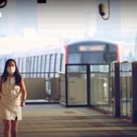 Der durchschnittliche PM2,5-Wert in Bangkok lag am 17. Februar 2026 um 7 Uhr morgens bei 32,2 µg/m³ und damit unter dem Grenzwert von 37,5 µg/m³. In sieben Bezirken wurden jedoch Werte im orangen Bereich über dem Grenzwert gemessen, allen voran in Lat Krabang mit 42,3 µg/m³.