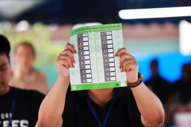 Der ehemalige stellvertretende Premierminister Wissanu Krea-ngam warnte davor, dass die Aufnahme von Barcodes auf die Stimmzettel das Wahlgeheimnis untergraben und die Wahl am 8. Februar möglicherweise für ungültig erklären könnte. Er sagte, dieser Schritt könne die Befürchtung rechtlicher Konsequenzen für die Wahlkommission (EC) hervorrufen, ähnlich denen, die nach der annullierten Wahl von 2006 auftraten.