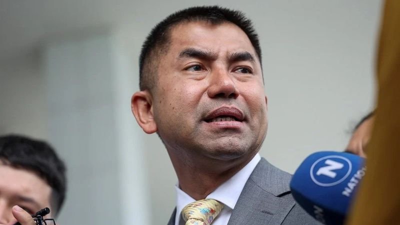 Der ehemalige stellvertretende nationale Polizeichef, General Surachate „Big Joke“ Hakparn, hat eine Verleumdungsklage gegen einen ehemaligen engen Mitarbeiter eingereicht. Dies verschärft einen öffentlichen Konflikt innerhalb der Polizeiführung und lässt auf weitere rechtliche Schritte gegen andere schließen. Die Klage wurde am 5. Februar 2026 vom Strafgericht für Süd-Bangkok angenommen; eine erste Anhörung ist für nächsten Monat angesetzt.