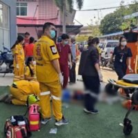 Eine 14-jährige Schülerin, die nach einem Betrug durch Callcenter-Betrüger aus dem fünften Stock eines Schulgebäudes sprang, ist wieder bei Bewusstsein, kann aber noch keine Aussage bei der Polizei machen. Der Vorfall ereignete sich am 22. Februar an der Wat Nong Kho Community School. Sie wird weiterhin im Somdej Phra Borom Ratchathewi Hospital in Si Racha medizinisch betreut.