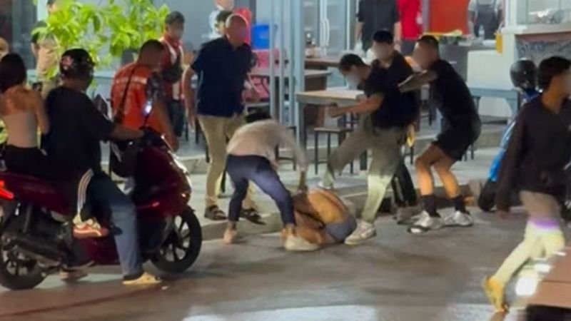 . In Pattaya wurde ein Ausländer von einer Gruppe Thailänder angegriffen, nachdem er den Verkehr behindert hatte. Der Vorfall ereignete sich am frühen Morgen des 26. Februar, als der Ausländer sich bis auf Unterwäsche und Socken auszog und auf die Straße rannte, was zu einem Verkehrschaos führte. Er wurde daraufhin verprügelt, bis ein Passant eingriff und die Auseinandersetzung beendete.