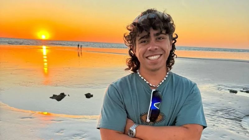 Der 23-jährige Brite Tiger Duggan ist drei Wochen nach einem Motorradunfall in Thailand, bei dem er ins Koma gefallen war, gestorben. Der Unfall ereignete sich während einer Reise zu seinem Geburtstag in dem Land.Duggan, der für ein Goldminenunternehmen in Perth, Australien, arbeitete, war im Januar mit einem Freund im Urlaub. Er erlitt schwere Kopfverletzungen, als er in Thailand beim Überholvorgang eines Autos von seinem Motorrad stürzte.