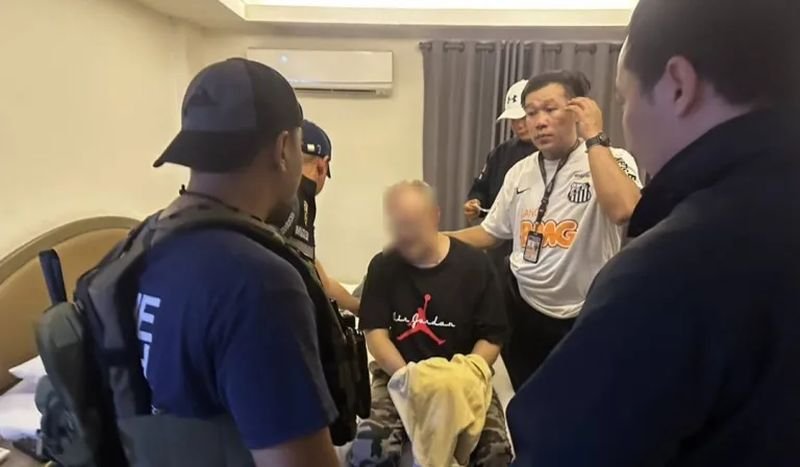 Die thailändische Einwanderungspolizei hat einen britischen Staatsbürger festgenommen, der beschuldigt wird, Geld aus einem Geldtransfersystem gehackt und mit gefälschten Kreditkarten in Dutzenden von Luxushotels übernachtet zu haben, berichtete die Zeitung Naewna gestern (20. Februar).