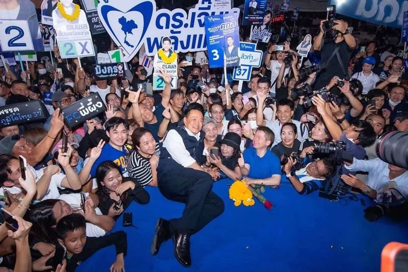 In seinem Facebook-Post am Sonntagabend erklärte Herr Anutin, dessen Partei die Parlamentswahlen am 8. Februar eindeutig gewonnen hatte, dass Bhumjaithai die Sicherheitsfragen mit diplomatischen und militärischen Mitteln regeln werde.