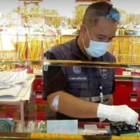 Das Ministerium für Binnenhandel führt landesweit Inspektionen in Goldgeschäften durch und überprüft die Genauigkeit der Waagen sowie die Verständlichkeit der Preisauszeichnung angesichts der starken Preisschwankungen am Goldmarkt.