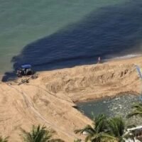 Am Jomtien Beach in Pattaya wächst die Besorgnis über die sichtbare Verschmutzung durch ein großes Abwasserrohr, das dunkles, übelriechendes Abwasser ins Meer leitet. Das Problem erregte am 17. Februar öffentliche Aufmerksamkeit, nachdem online Videos das Rohr am südlichen Ende des Strandes deutlich zeigten und Befürchtungen hinsichtlich der Verschmutzung und des Geruchs, der Besucher abschreckt, auslösten.