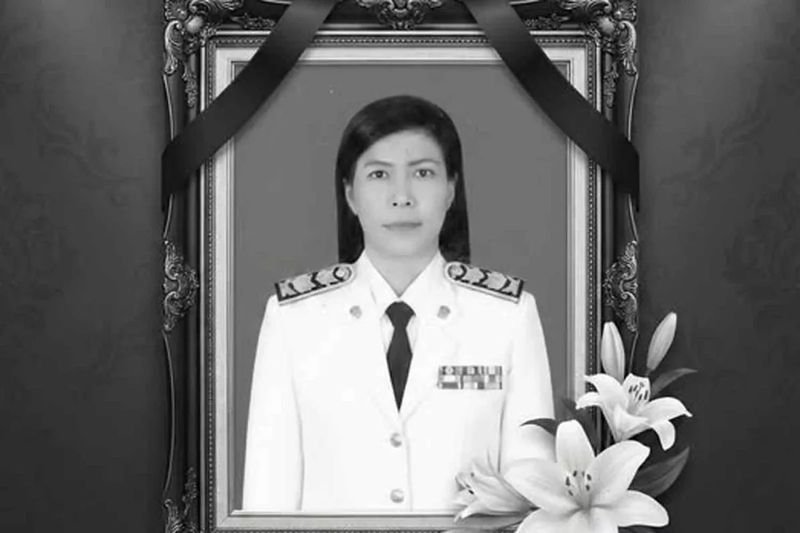 Die Direktorin einer Schule in Hat Yai, die von einem bewaffneten jugendlichen Angreifer angeschossen wurde, als sie ihre Schüler beschützte, erlag am frühen Donnerstagmorgen ihren schweren Verletzungen. Sasipat Sinsamosorn, 54, starb am Donnerstag um 2 Uhr morgens an starken Blutungen und schweren inneren Verletzungen, sagte Dr. Wirote Yommuang, Direktor des Hatyai-Krankenhauses.