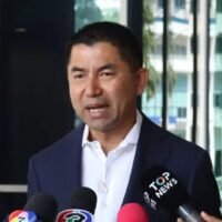 Hochkarätige Ermittlungen gegen Glücksspielnetzwerke und Bestechung verändern das Machtverhältnis innerhalb der thailändischen Polizei. Vom stellvertretenden Polizeichef zum Mann, gegen den Haftbefehle vorliegen – der Fall von Polizeigeneral Surachate „Big Joke“ Hakparn hat sich zu einer der dramatischsten Polizeigeschichten des Landes entwickelt.