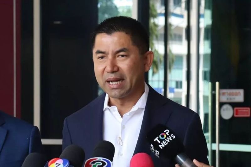 Hochkarätige Ermittlungen gegen Glücksspielnetzwerke und Bestechung verändern das Machtverhältnis innerhalb der thailändischen Polizei. Vom stellvertretenden Polizeichef zum Mann, gegen den Haftbefehle vorliegen – der Fall von Polizeigeneral Surachate „Big Joke“ Hakparn hat sich zu einer der dramatischsten Polizeigeschichten des Landes entwickelt.