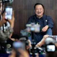 Die regierende Bhumjaithai-Partei errang bei den thailändischen Parlamentswahlen einen deutlichen Sieg und verdrängte progressive und populistische Parteien. Damit hat Parteichef Anutin Charnvirakul die Chance, als erster Premierminister seit 20 Jahren wiedergewählt zu werden.