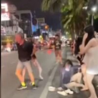 Am 24. Februar wurde ein deutscher Tourist auf der Pattaya Beach Road in Chon Buri von einer Gruppe thailändischer Transfrauen angegriffen. Die Auseinandersetzung eskalierte, als die Gruppe versuchte, dem Touristen die Geldbörse zu entreißen. Der Tourist erlitt dabei Verletzungen. Ein Video zeigt, wie eine Transfrau Umstehende davor warnt, den Vorfall zu filmen.