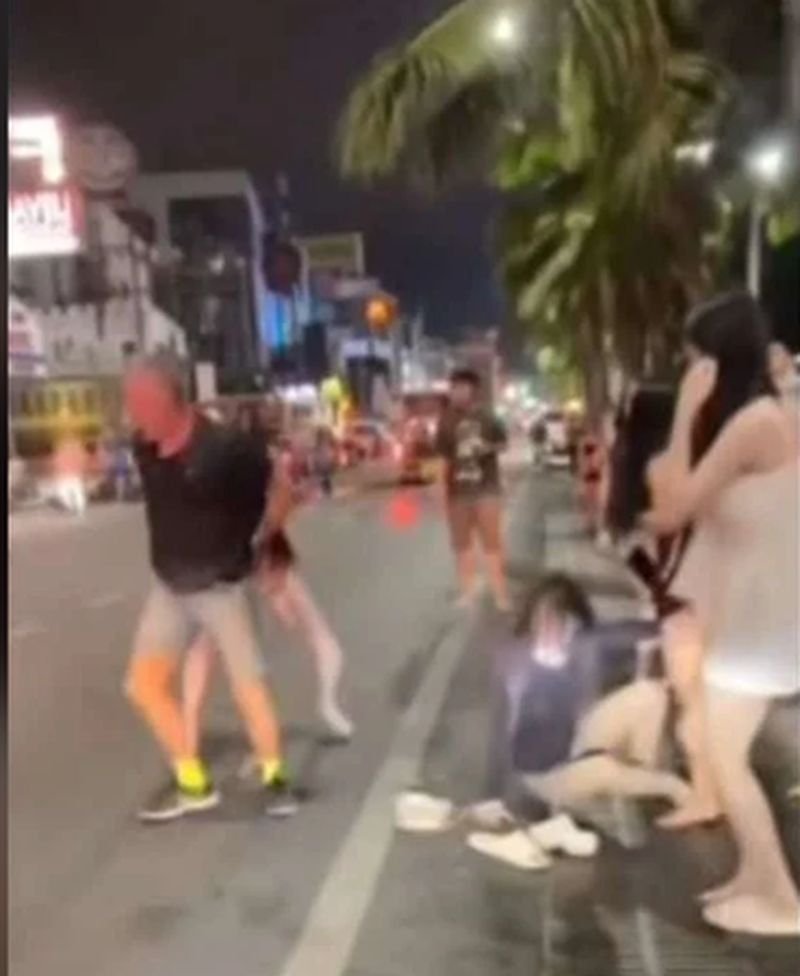 Am 24. Februar wurde ein deutscher Tourist auf der Pattaya Beach Road in Chon Buri von einer Gruppe thailändischer Transfrauen angegriffen. Die Auseinandersetzung eskalierte, als die Gruppe versuchte, dem Touristen die Geldbörse zu entreißen. Der Tourist erlitt dabei Verletzungen. Ein Video zeigt, wie eine Transfrau Umstehende davor warnt, den Vorfall zu filmen.