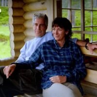 Von Königshäusern über Milliardäre bis hin zu ehemaligen Präsidenten – die Veröffentlichung von 3,5 Millionen Seiten an Akten des US-Justizministeriums verändert die Machtverhältnisse und die Verantwortlichkeitsstruktur grundlegend. Eine Geschichte beherrschte die globalen Schlagzeilen zu Beginn des Jahres 2026 mit ungewöhnlicher Heftigkeit – und im Gegensatz zu Handelskriegen oder geopolitischen Spannungen zielt diese Geschichte auf den persönlichen Ruf der mächtigsten Persönlichkeiten der Welt ab.