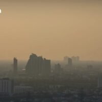 Das Luftqualitätsinformationszentrum der Stadtverwaltung Bangkok meldete am 19. Februar 2026 einen deutlichen Anstieg der PM2,5 Werte (Feinstaub mit einem Durchmesser unter 2,5 Mikrometern) in der Stadt. Um 7:00 Uhr morgens lag der stadtweite Durchschnittswert in Bangkok bei 39,1 Mikrogramm pro Kubikmeter (µg/m³) und überschritt damit den Grenzwert von 37,5 µg/m³.