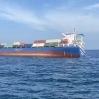 Die thailändische Marine führte gestern (7. Februar) eine großangelegte Rettungsaktion für 16 Besatzungsmitglieder eines vor der Küste von Phuket in Seenot geratenen Frachtschiffs durch. Alle wurden sicher an Land gebracht, berichtete Amarin TV.