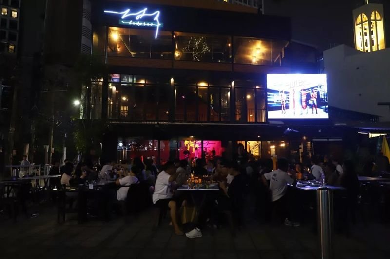 Ein Hoch auf die neuen Alkoholgesetze! Die Verkäufer fordern weiterhin Klarheit über die unklaren Regeln bezüglich der Bedienung von Kunden. Das im November letzten Jahres in Kraft getretene Alkoholgesetz (Alcoholic Beverage Control Act of 2025) hat bei Akteuren der Alkoholbranche, darunter Einzelhändlern und Verbrauchern, für Verwirrung gesorgt. Dieser Artikel soll einige der Bedenken ausräumen.