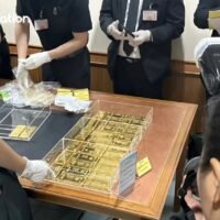 Am 27. Februar 2026 übergab Surapong Intharathaworn , Generalsekretär der thailändischen Nationalen Antikorruptionskommission (NACC), zusammen mit seinem Team offiziell Goldbarren im Wert von 20.976 Baht (insgesamt 1,5 Milliarden Baht) an das Finanzministerium. Dies geschah in Übereinstimmung mit einem Urteil des Obersten Gerichtshofs im Fall 1256/2567, das bestätigte, dass das Gold dem ehemaligen Leiter der Steuerbehörde gehörte und im Rahmen eines groß angelegten Steuerbetrugsverfahrens beschlagnahmt worden war.