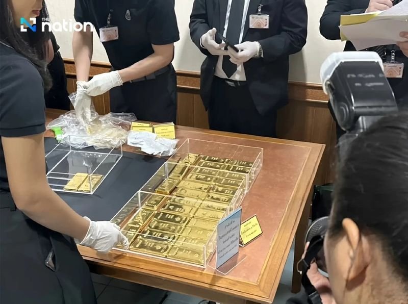 Am 27. Februar 2026 übergab Surapong Intharathaworn , Generalsekretär der thailändischen Nationalen Antikorruptionskommission (NACC), zusammen mit seinem Team offiziell Goldbarren im Wert von 20.976 Baht (insgesamt 1,5 Milliarden Baht) an das Finanzministerium. Dies geschah in Übereinstimmung mit einem Urteil des Obersten Gerichtshofs im Fall 1256/2567, das bestätigte, dass das Gold dem ehemaligen Leiter der Steuerbehörde gehörte und im Rahmen eines groß angelegten Steuerbetrugsverfahrens beschlagnahmt worden war.
