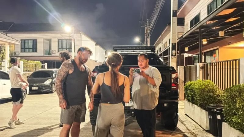 Eine großangelegte Fahndung nach drei Räubern, vermutlich Ausländern, die gestern Abend (26. Februar) in das Reihenhaus eines britischen Kochs im Stadtteil Nong Prue von Chonburi einbrachen und einen Tresor mit 2 Millionen Baht Bargeld stahlen, wurde heute von der Zeitung Naewna und dem Fernsehsender Amarin TV gemeldet.