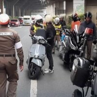 Die Königlich Thailändische Polizei wird von Januar bis März 2026 landesweit eine Maßnahme namens „Warnung vor Geldstrafe“ über das Police Ticket Management (PTM)-System durchführen, bei der zunächst berechtigte Fahrer verwarnt werden – jedoch nur einmal –, während Fahrzeuge mit starkem Rauchausstoß ohne Vorwarnung strafrechtlich verfolgt werden.