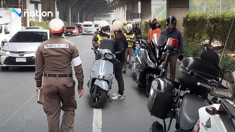 Die Königlich Thailändische Polizei wird von Januar bis März 2026 landesweit eine Maßnahme namens „Warnung vor Geldstrafe“ über das Police Ticket Management (PTM)-System durchführen, bei der zunächst berechtigte Fahrer verwarnt werden – jedoch nur einmal –, während Fahrzeuge mit starkem Rauchausstoß ohne Vorwarnung strafrechtlich verfolgt werden.