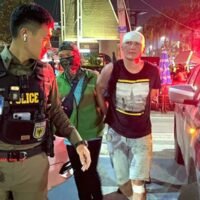 Ein betrunkener russischer Tourist (30) wurde festgenommen, nachdem er eine Thailänderin vor einem Einkaufszentrum in Pattaya geschlagen hatte. Der Kopf des Opfers schlug auf den Bürgersteig, als eine Menschenmenge den Verdächtigen zu Boden drückte. Die Polizei wirft ihm Trunkenheit in der Öffentlichkeit und Ruhestörung vor. Weitere Anklagen könnten folgen, sobald die Betroffene des brutalen Angriffs des Russen Anzeige erstattet