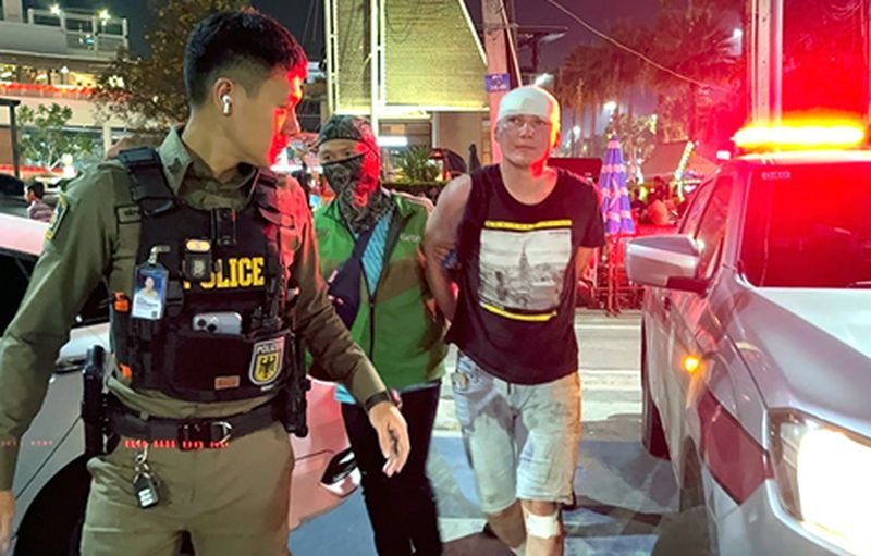 Ein betrunkener russischer Tourist (30) wurde festgenommen, nachdem er eine Thailänderin vor einem Einkaufszentrum in Pattaya geschlagen hatte. Der Kopf des Opfers schlug auf den Bürgersteig, als eine Menschenmenge den Verdächtigen zu Boden drückte. Die Polizei wirft ihm Trunkenheit in der Öffentlichkeit und Ruhestörung vor. Weitere Anklagen könnten folgen, sobald die Betroffene des brutalen Angriffs des Russen Anzeige erstattet