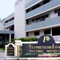 Ein 58-jähriger australischer Tourist starb am Mittwochabend nach einem gewaltsamen Übergriff am Patong Beach in Phuket. Die Polizei nahm am Donnerstag einen 29-jährigen Türken im Zusammenhang mit dem Übergriff fest. Das Opfer erlag seinen schweren Kopfverletzungen; die Polizei warnt, der Vorfall könne dem Tourismusimage schaden