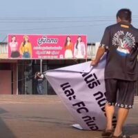 Gestern (7. Februar) kam es an der thailändisch-kambodschanischen Grenze in der Provinz Trat zu Unruhen, nachdem thailändische Truppen Container abgestellt hatten, die von einem Social-Media-Influencer geliefert worden waren. Dies erzürnte Kambodschaner und Chinesen in der Region, wobei einer der Letzteren drohte, den Influencer zu erschießen, berichtete PPTVHD36 gestern Abend.